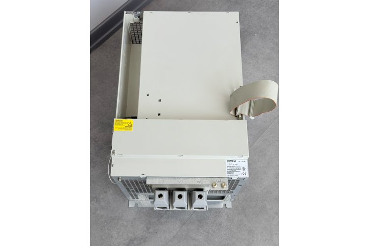 SIMODRIVE 611 GÜÇ MODÜLÜ, 1 EKSEN, 400 A, İÇ SOĞUTMA, EK FAN GEREKLİDİR VEYA HORTUM SOĞUTMALI SOĞUTMA. MOTOR ANMA BESLEMESİ = 140 A ANA MİL = 200 A